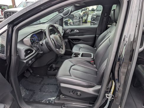 Used 2025 Chrysler Pacifica Select FWD image 16