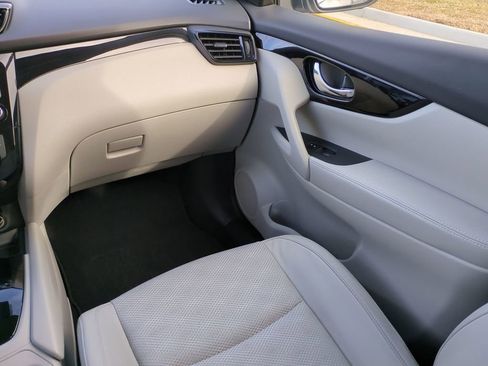 Used 2022 Nissan Rogue Sport SV w/ Technology Package image 17