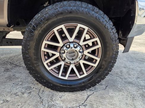 Used 2018 Ford F250 Lariat w/ Chrome Package image 24