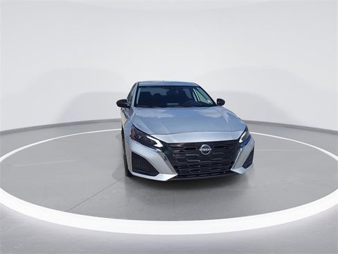 Used 2024 Nissan Altima 2.5 SV image 3