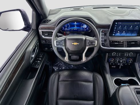 Used 2024 Chevrolet Suburban LT RWD image 24