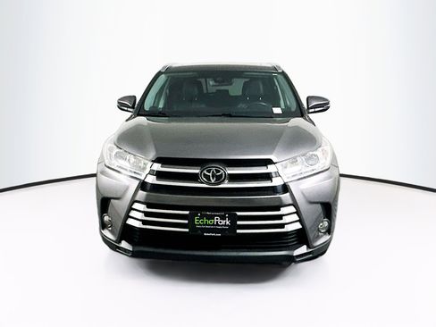 Used 2019 Toyota Highlander XLE image 2