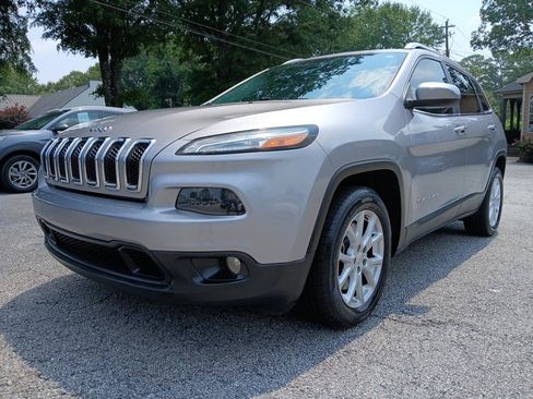 Used 2018 Jeep Cherokee Latitude FWD image 2