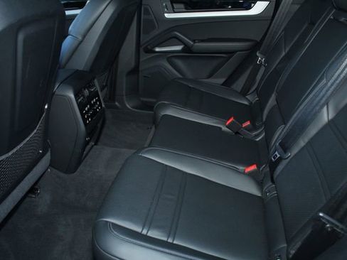Certified 2025 Porsche Cayenne Coupe image 25