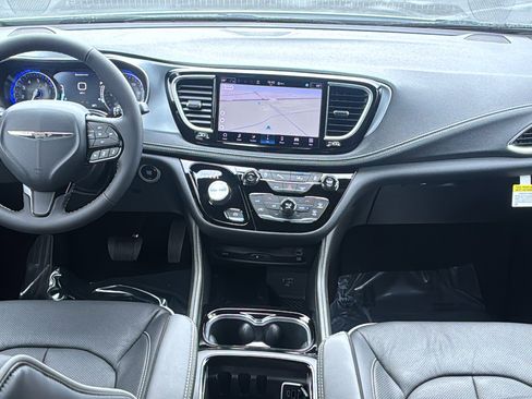 New 2026 Chrysler Pacifica Limited w/ Uconnect Theater Family Group image 21