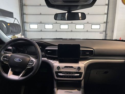 Used 2024 Ford Explorer XLT AWD/4WD image 12