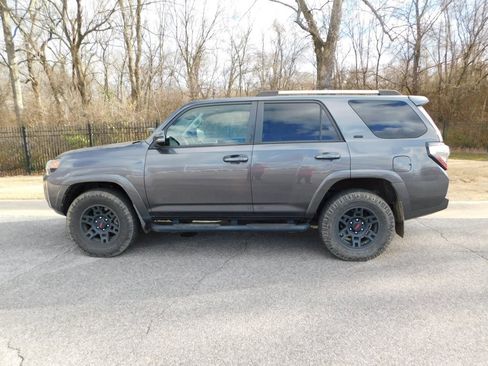 Used 2020 Toyota 4Runner SR5 Premium image 2