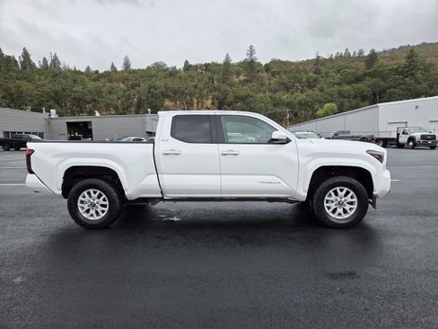 Used 2025 Toyota Tacoma SR5 AWD/4WD image 4