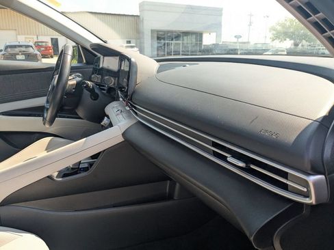 Used 2025 Hyundai Elantra Limited FWD image 37