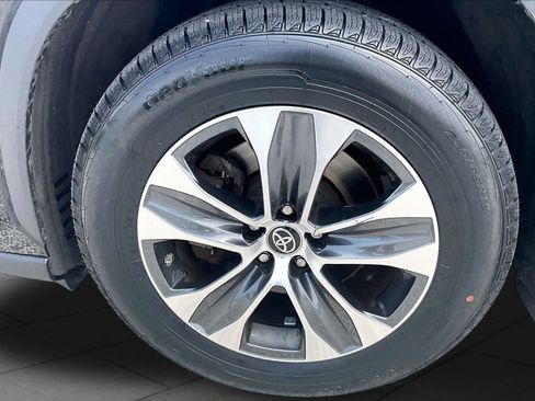 Used 2023 Toyota Highlander XLE AWD/4WD image 11