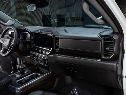 Used 2024 Chevrolet Silverado 1500 LT Trail Boss w/ LT Trail Boss Premium Package AWD/4WD image 17