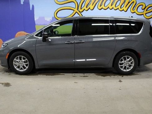 Used 2025 Chrysler Pacifica Select FWD image 7