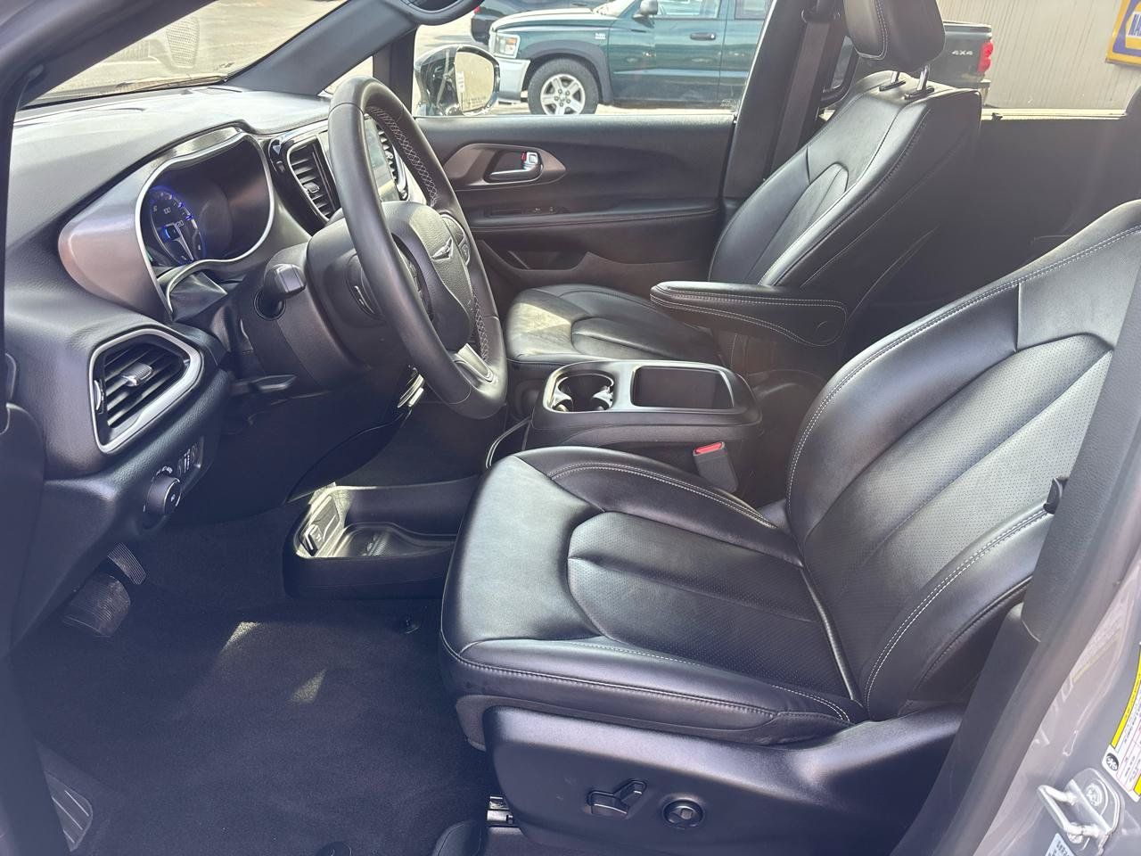 Used 2025 Chrysler Pacifica Select FWD image 11