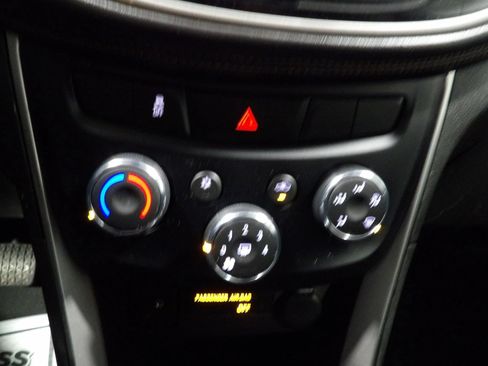Used 2019 Chevrolet Trax LT w/ Sun & Sound Package AWD/4WD image 13