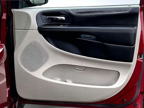 Used 2012 Chrysler Town & Country Touring w/ Entertainment Group #1 FWD image 29