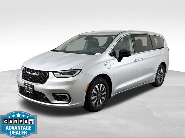 Used 2024 Chrysler Pacifica Limited FWD image 3