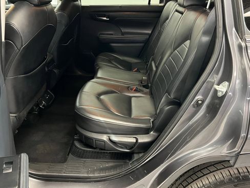 Certified 2021 Toyota Highlander XLE image 23