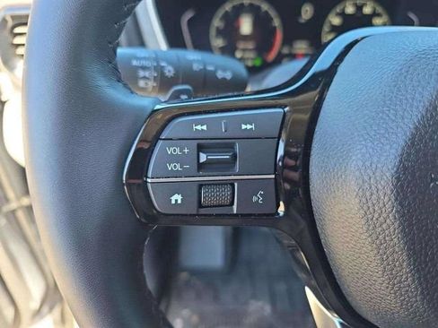 Used 2025 Honda Pilot Touring image 32