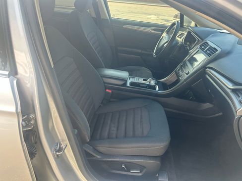 Used 2019 Ford Fusion SE image 12
