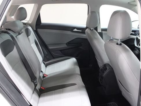 Used 2022 Volkswagen Taos SE w/ Panoramic Sunroof Package FWD image 30