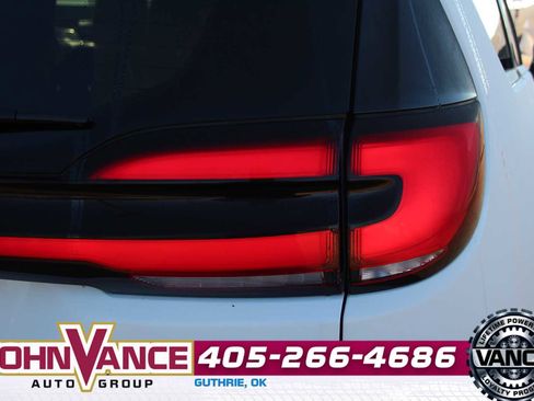 Used 2024 Chrysler Pacifica Touring-L image 10