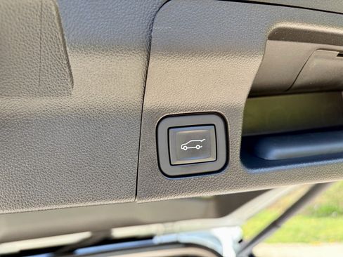 Used 2023 GMC Acadia SLE w/ Driver Convenience Package FWD image 18