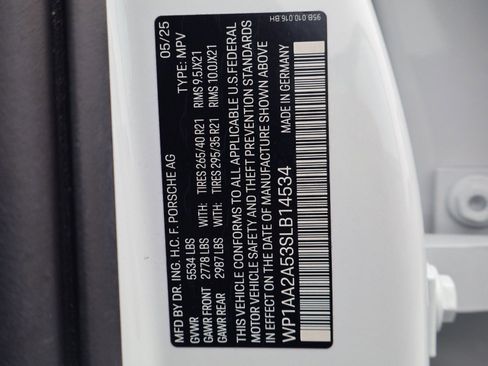 Certified 2025 Porsche Macan AWD/4WD image 29