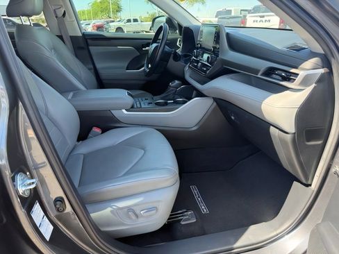 Used 2021 Toyota Highlander XLE AWD/4WD image 31