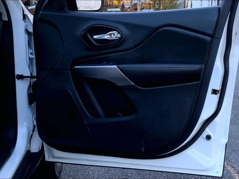 Used 2022 Jeep Cherokee Limited w/ Mopar Interior Package image 23