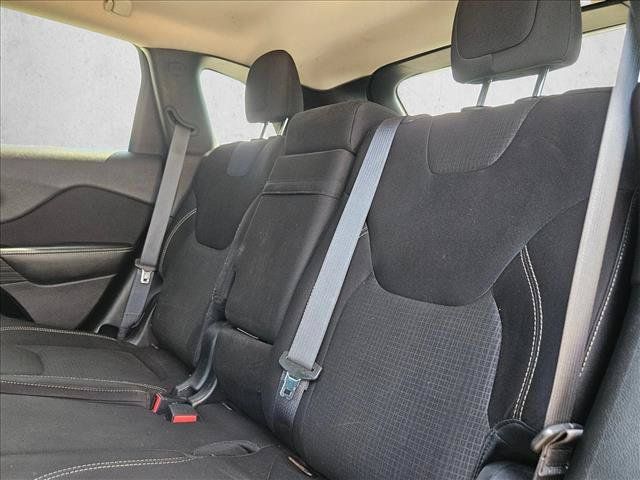 Used 2015 Jeep Cherokee Latitude w/ Comfort/Convenience Group FWD image 18