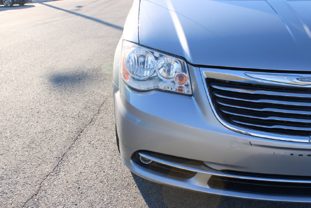 Used 2016 Chrysler Town & Country Touring FWD image 35