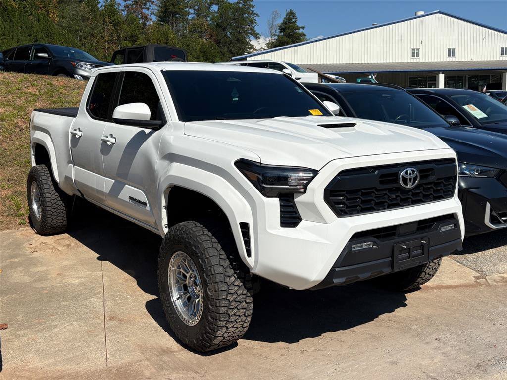 Used 2025 Toyota Tacoma TRD Sport AWD/4WD image 3