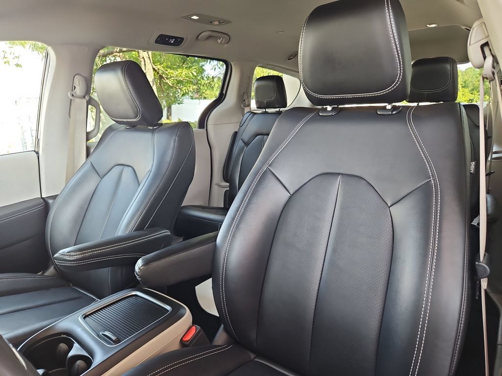 Used 2024 Chrysler Pacifica Touring-L FWD image 24