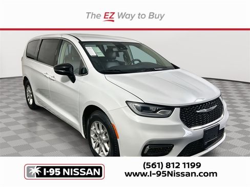 Used 2024 Chrysler Pacifica Touring-L image 1