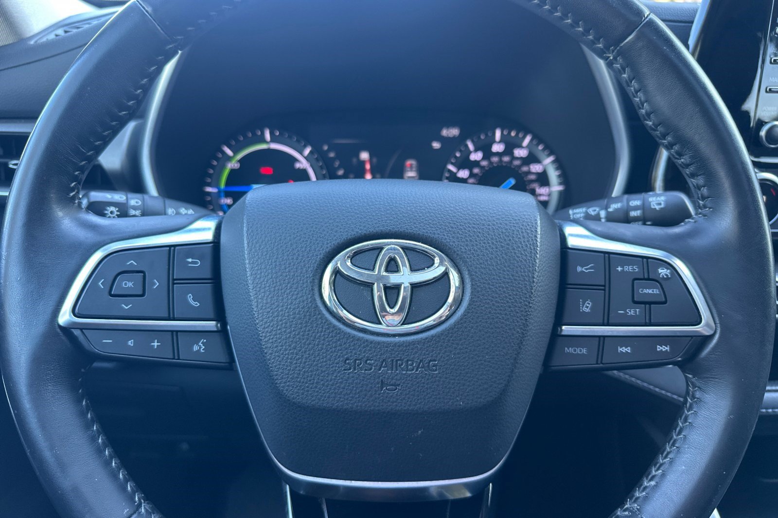 Used 2020 Toyota Highlander XLE AWD/4WD image 29