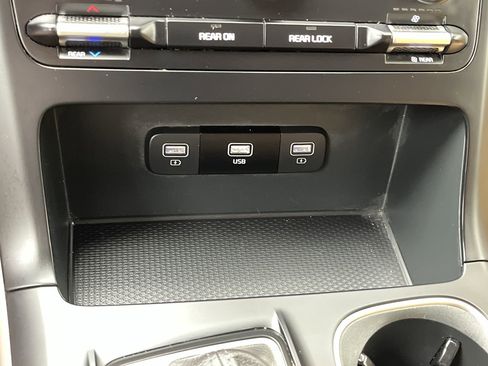 Used 2024 Kia Carnival LX FWD image 24