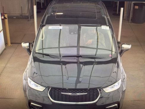 Used 2023 Chrysler Pacifica Limited image 2