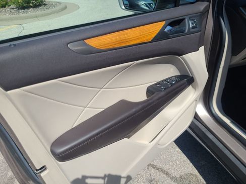 Used 2019 Lincoln MKC Select w/ Select Plus Package AWD/4WD image 11