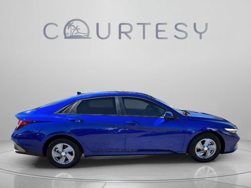 Used 2025 Hyundai Elantra SE FWD image 6