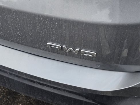 Used 2024 GMC Terrain SLE image 9