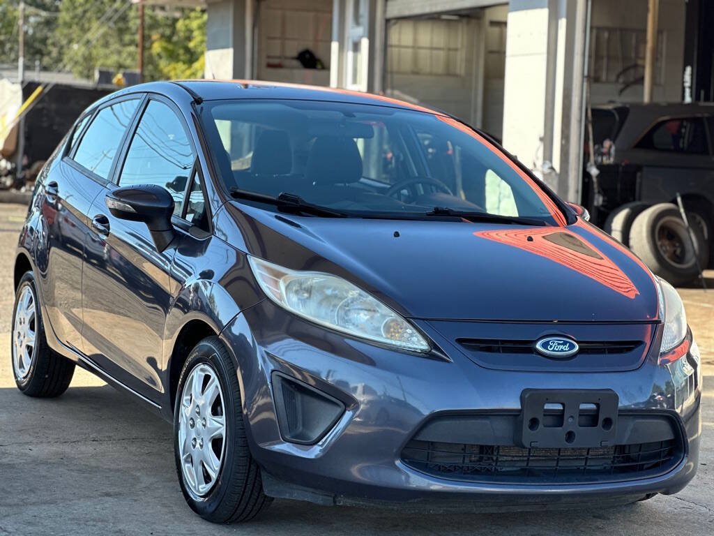 Used 2013 Ford Fiesta SE FWD image 1