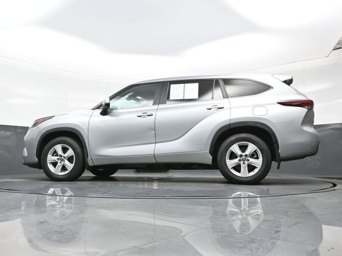 Used 2024 Toyota Highlander LE AWD/4WD image 29