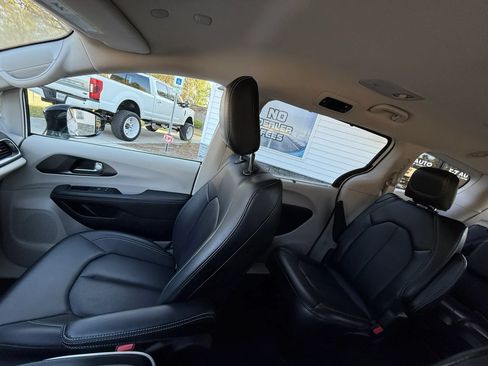 Used 2024 Chrysler Pacifica Touring-L FWD image 23