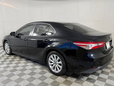 Used 2018 Toyota Camry LE w/ Convenience Package FWD image 4
