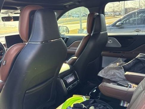 Used 2023 Lincoln Aviator Reserve w/ Equipment Group 201A image 3