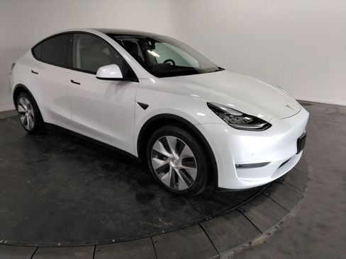 Used 2023 Tesla Model Y Long Range image 3