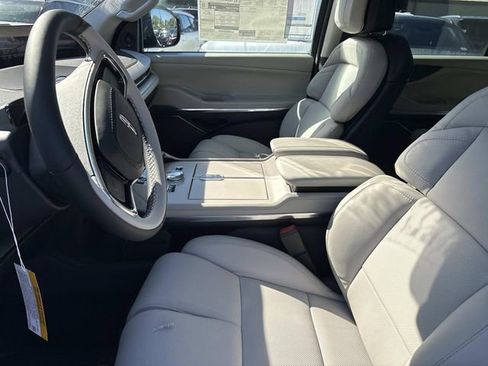 New 2025 Lincoln Navigator Reserve AWD/4WD image 24