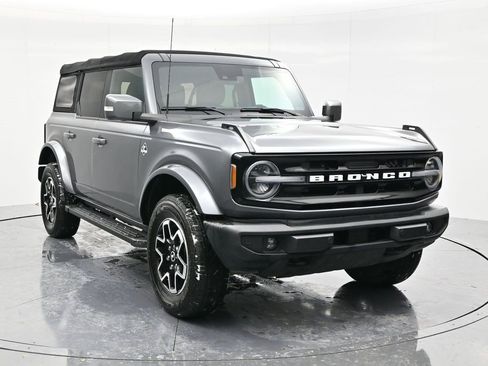 Used 2021 Ford Bronco Outer Banks image 3