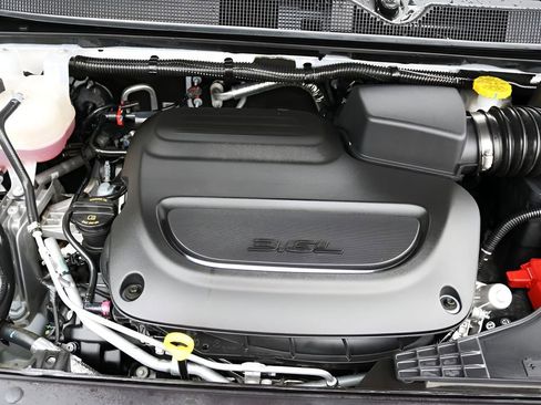 Used 2025 Chrysler Pacifica Limited FWD image 9