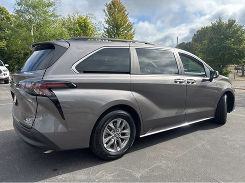 Used 2024 Toyota Sienna XLE image 20